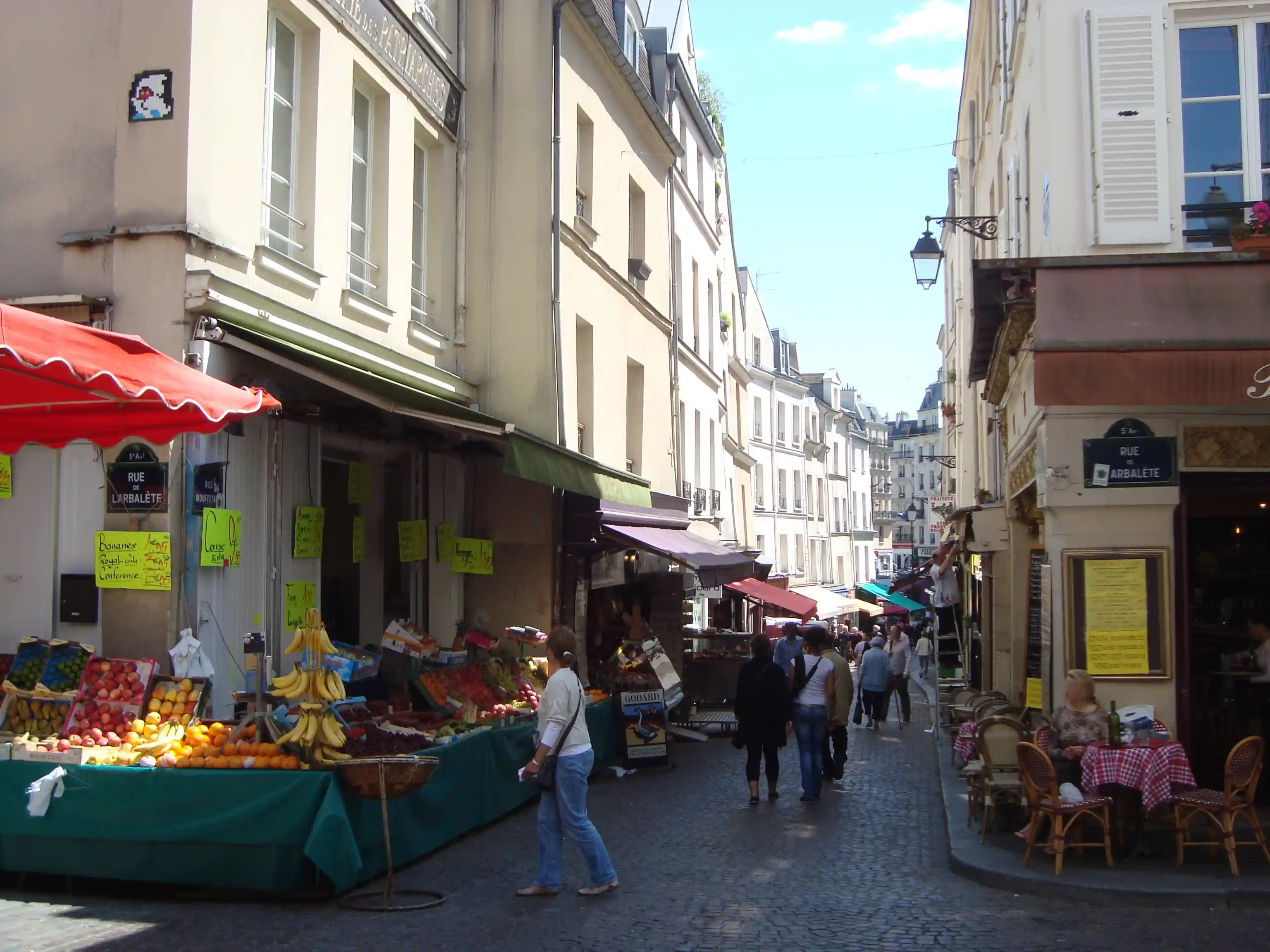 Historic photograph of Rue Mouffetard market in the early 20th century